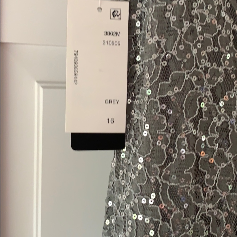 New with tags Silver Sequence Evening Gown size 16 - Picture 4 of 4